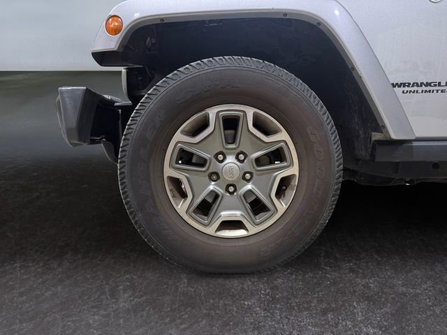 Used 2015 Jeep Wrangler Unlimited Rubicon w/ Connectivity Group image 14