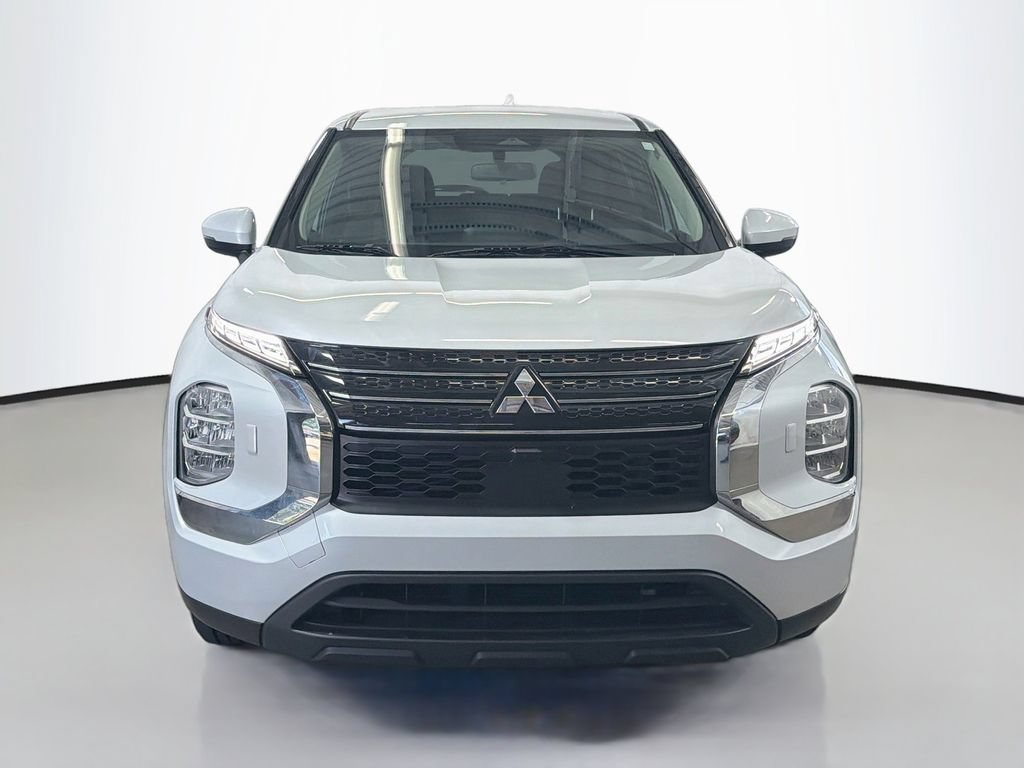 Used 2023 Mitsubishi Outlander ES AWD/4WD image 2