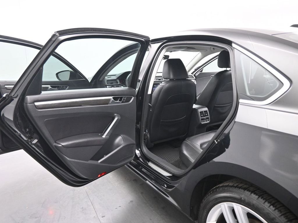 Used 2016 Volkswagen Passat 3.6 SEL Premium image 18