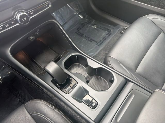 Certified 2025 Volvo XC40 B5 Core image 25