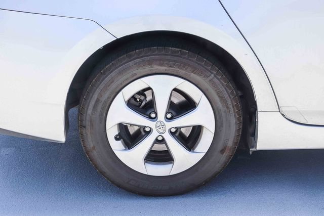 Used 2015 Toyota Prius Three w/ Preferred Accessory Package FWD image 9