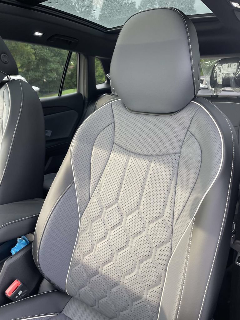 New 2026 Volkswagen Tiguan SEL R-Line AWD/4WD image 18