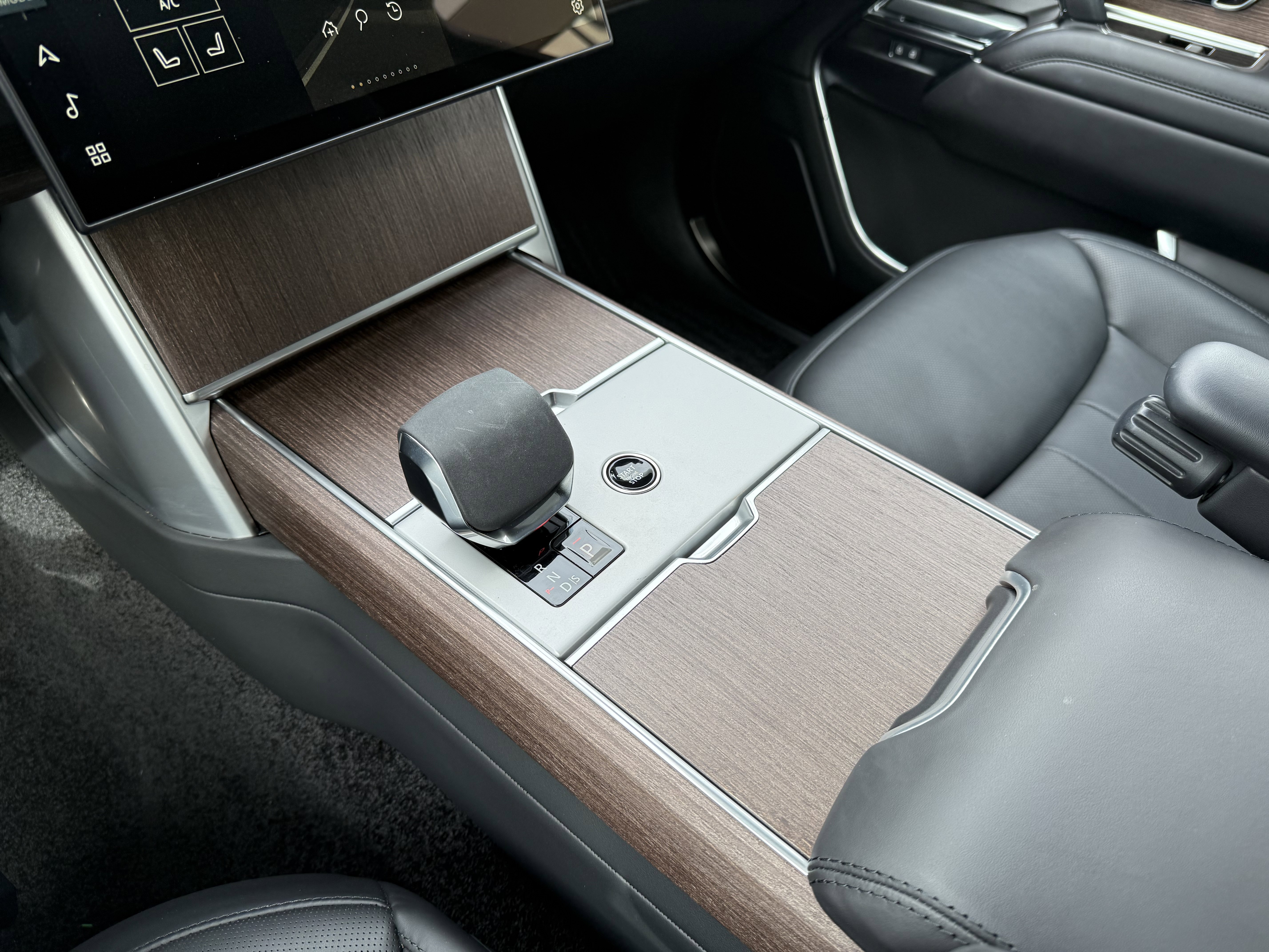 Certified 2025 Land Rover Range Rover SE image 29