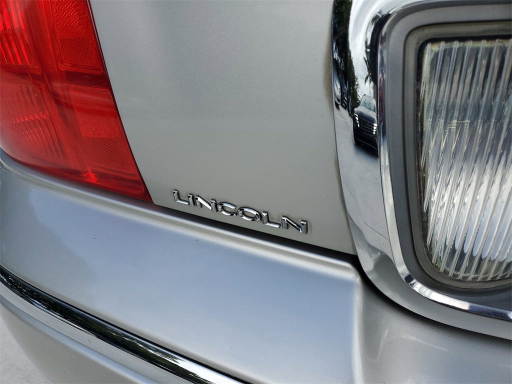 Used 2007 Lincoln Town Car Signature image 6