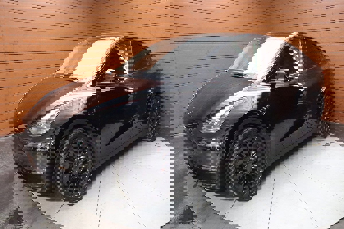 Used 2023 Tesla Model Y Performance image 2