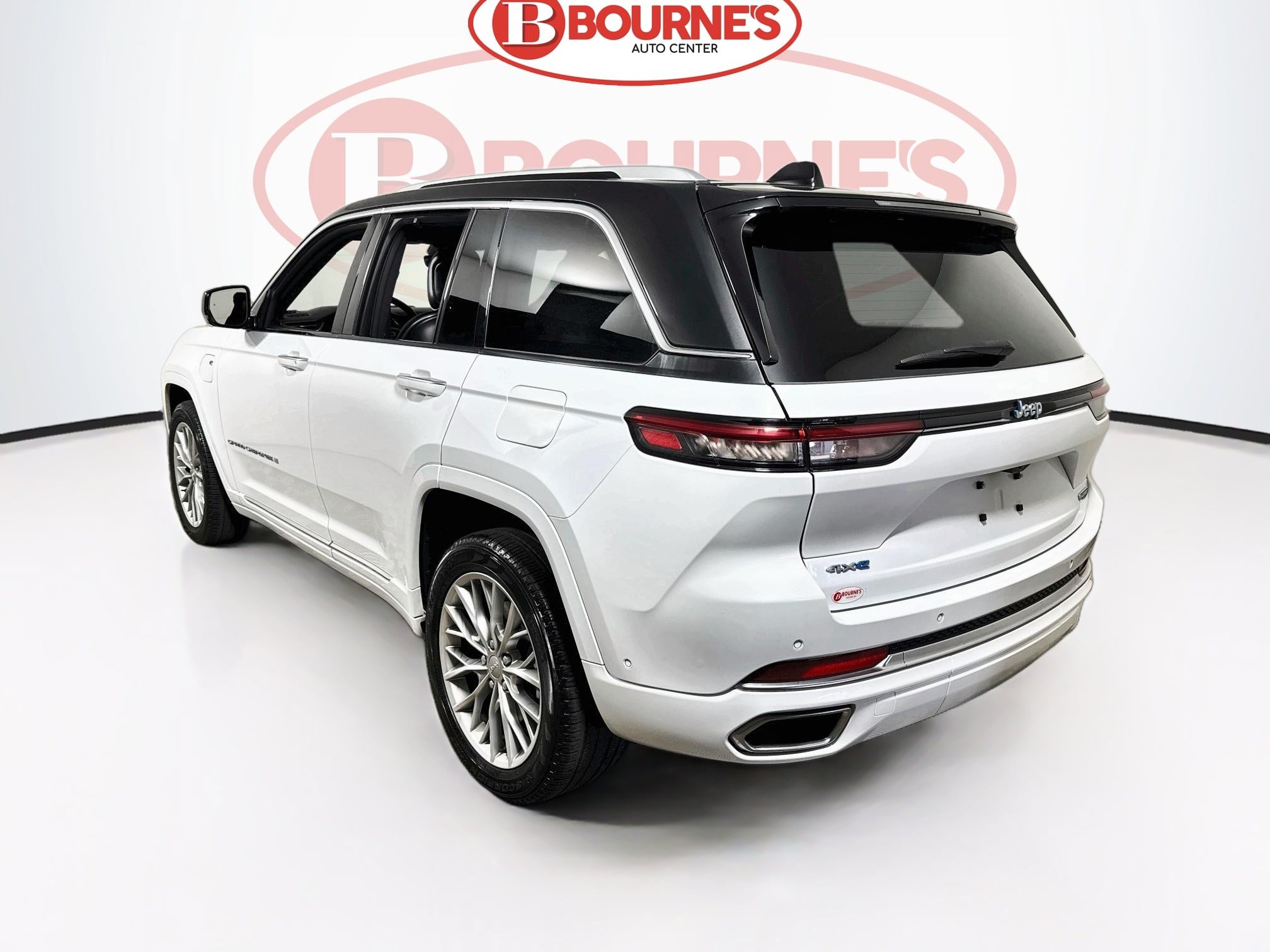 Used 2023 Jeep Grand Cherokee Summit w/ Luxury Tech Group V AWD/4WD image 10