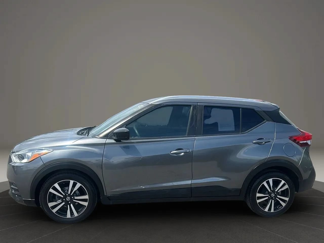 Used 2019 Nissan Kicks SV FWD image 2