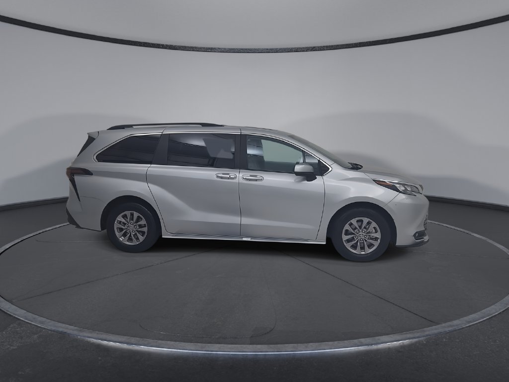 Used 2025 Toyota Sienna XLE FWD image 18