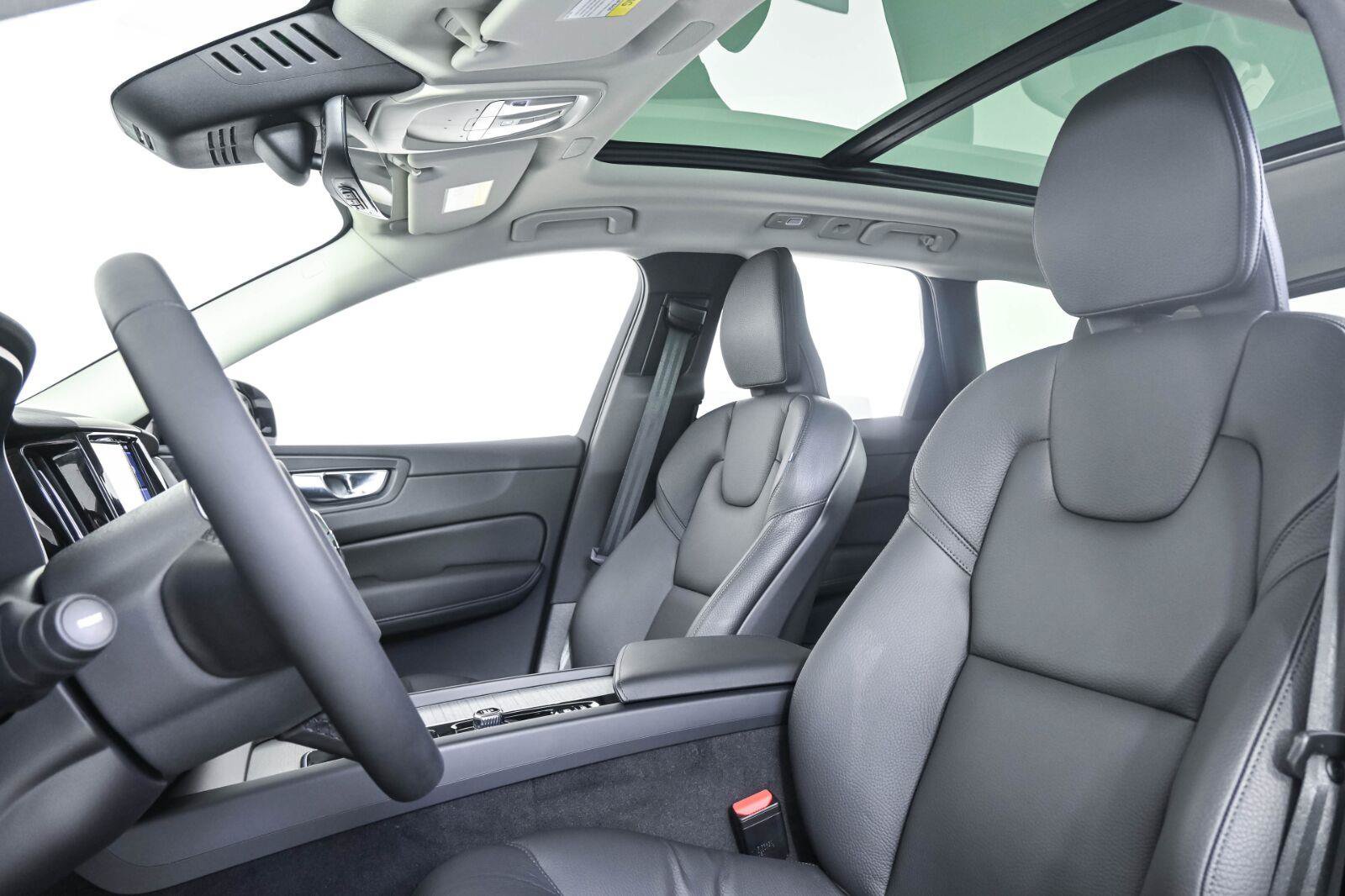 Certified 2025 Volvo XC60 B5 Plus w/ Protection Package Premier AWD/4WD image 5