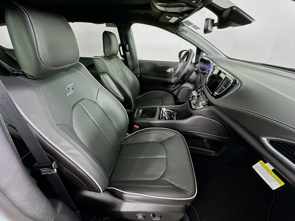 New 2026 Chrysler Pacifica Limited w/ Uconnect Theater Family Group image 36