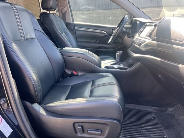 Used 2017 Toyota Highlander SE image 11