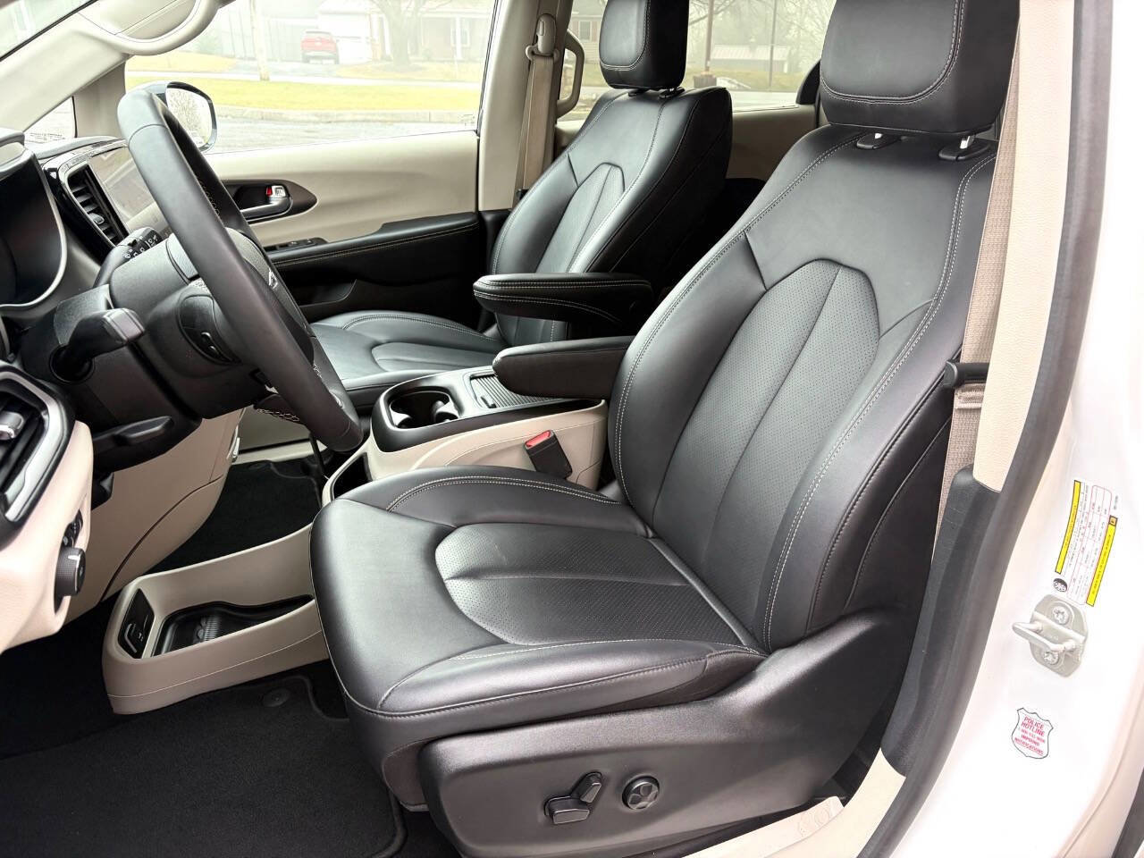 Used 2024 Chrysler Pacifica Touring-L image 9