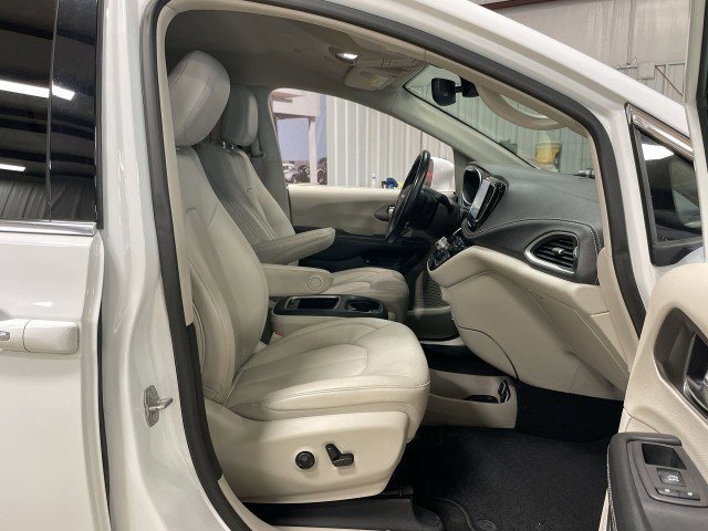 Used 2021 Chrysler Pacifica Touring-L image 30