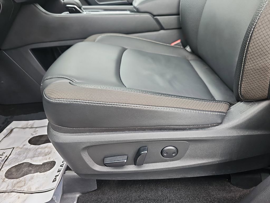 Used 2025 Nissan Pathfinder SL w/ SL Premium Package FWD image 35