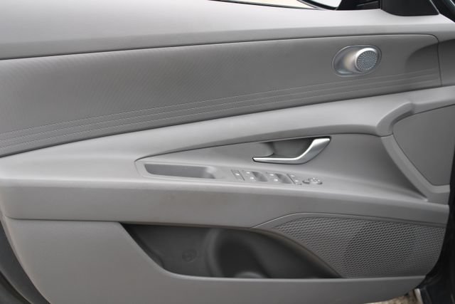 Used 2024 Hyundai Elantra Blue FWD image 9