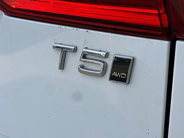 Used 2021 Volvo XC60 T5 Momentum w/ Premium Package image 11