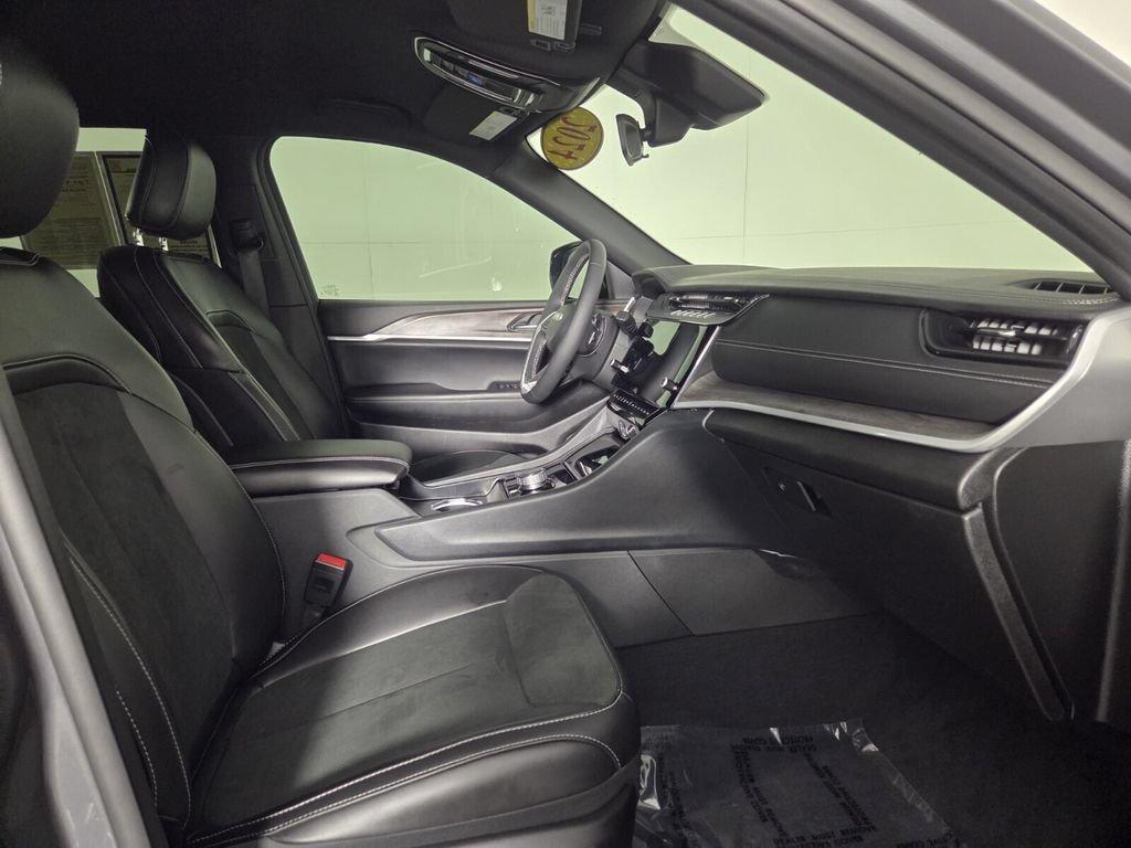 Used 2026 Jeep Grand Cherokee Altitude RWD image 32
