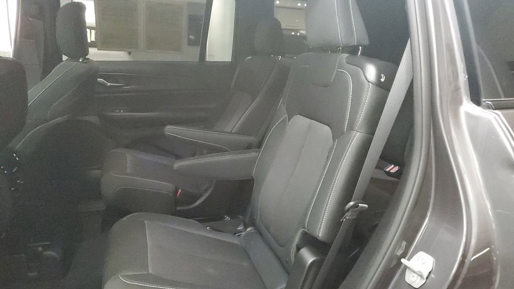 Used 2024 Jeep Grand Cherokee L Laredo w/ Luxury Tech Group I AWD/4WD image 16
