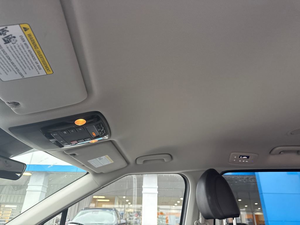 Used 2025 Kia Carnival image 23