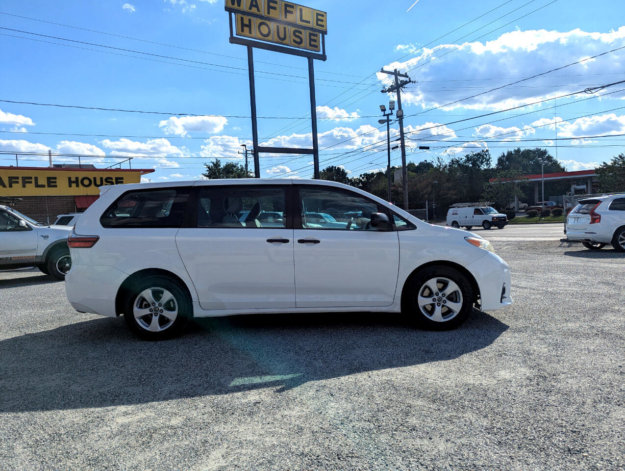 Used 2018 Toyota Sienna L image 5