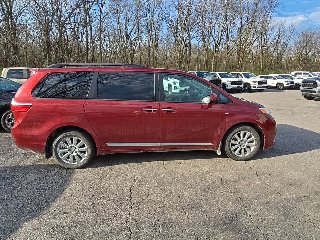 Used 2017 Toyota Sienna XLE image 9
