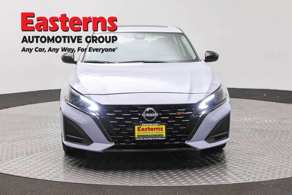 Used 2023 Nissan Altima 2.5 SR w/ SR Premium Package FWD image 2