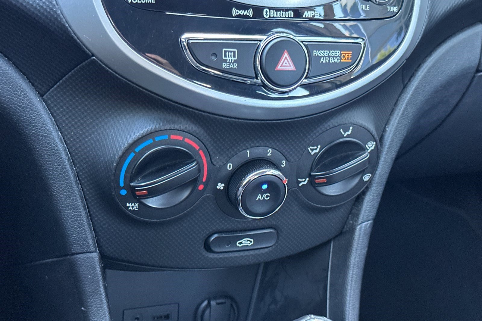 Used 2012 Hyundai Accent SE FWD image 23