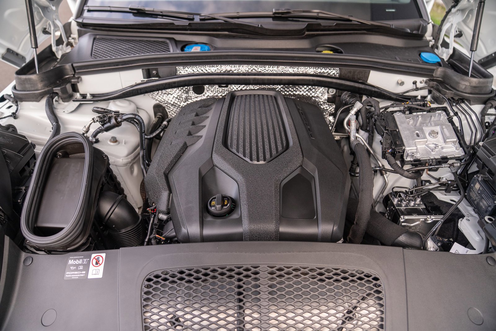 Used 2025 Porsche Macan image 29