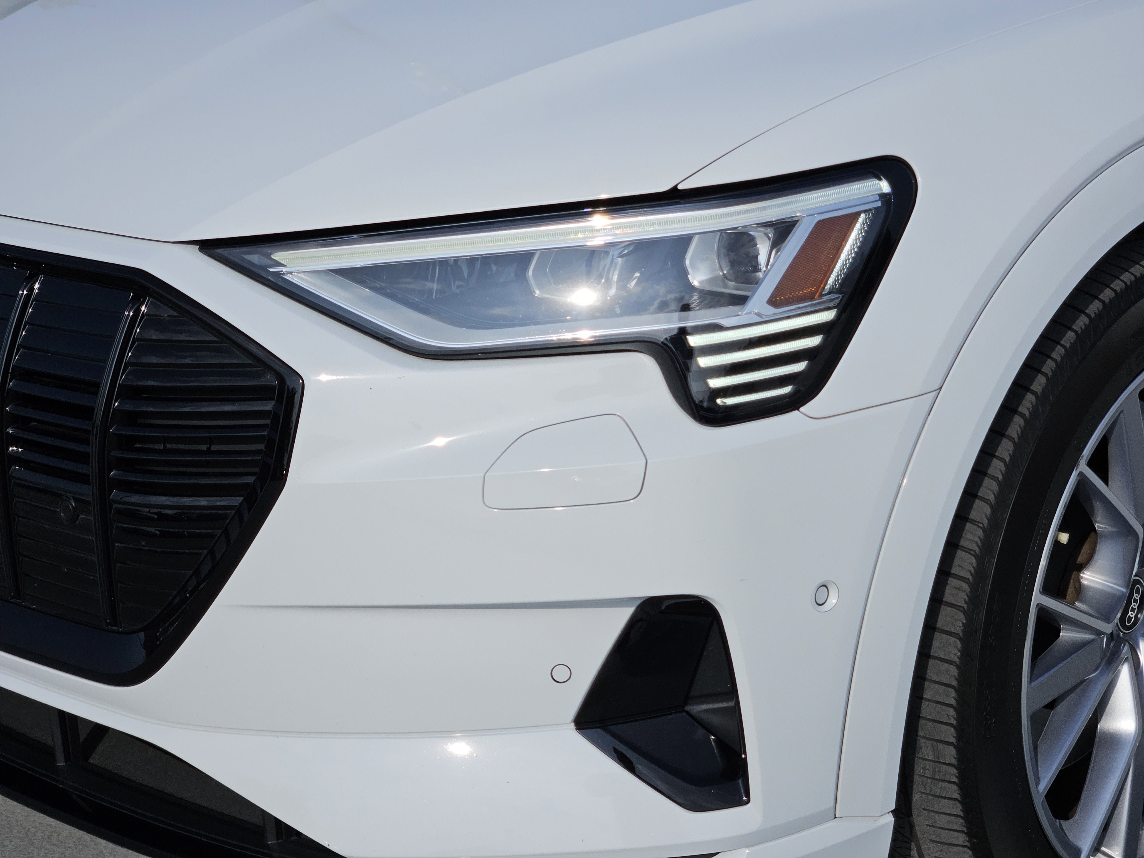 Used 2021 Audi e-tron Prestige w/ Prestige Package image 11