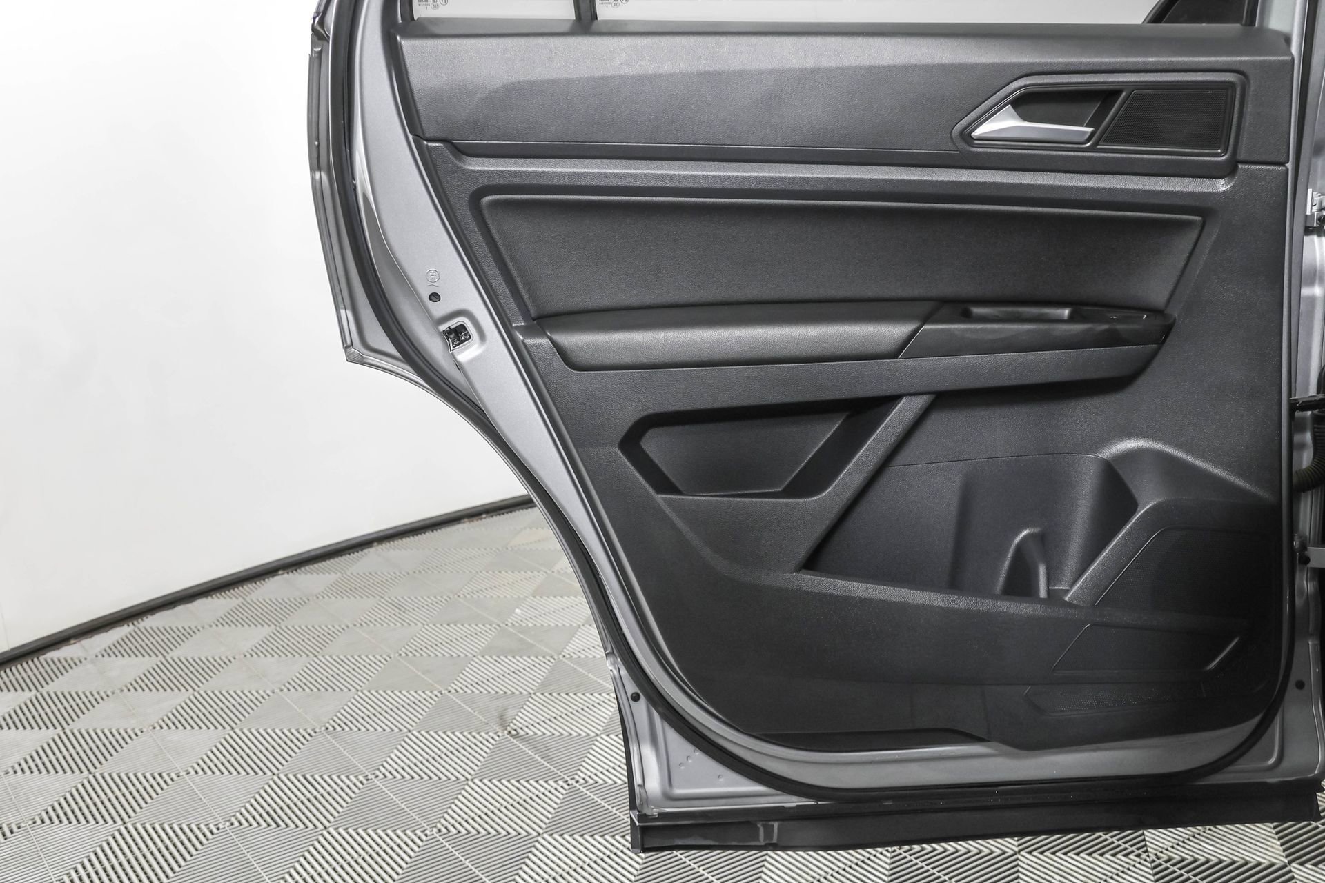 Used 2020 Volkswagen Atlas Cross Sport SE w/ Panoramic Sunroof Package image 38