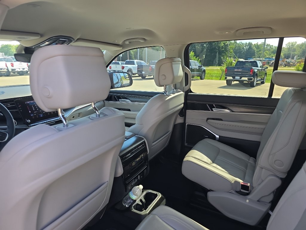 Used 2023 Jeep Wagoneer Series II w/ Flexible Seating Group AWD/4WD image 9