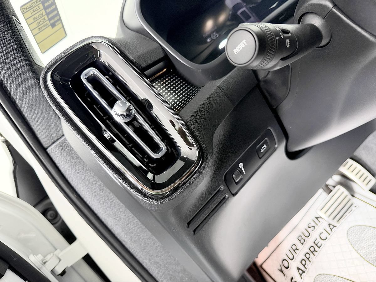 Used 2021 Volvo XC40 P8 Recharge w/ Advanced Package AWD/4WD image 38