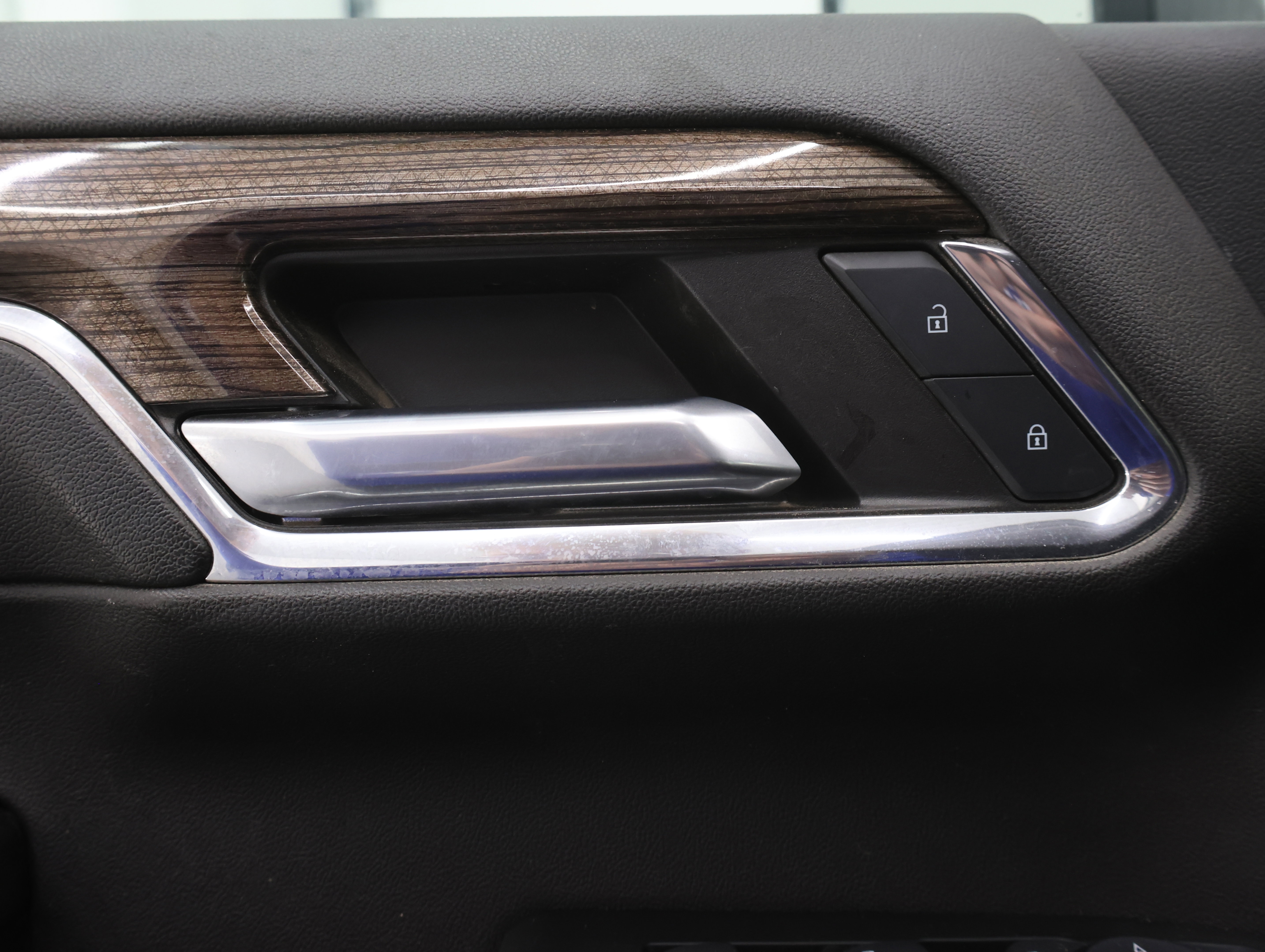 Used 2024 Chevrolet Silverado 2500 LT w/ Midnight Edition image 46