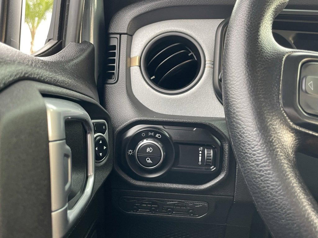 Certified 2025 Jeep Gladiator Sport image 32