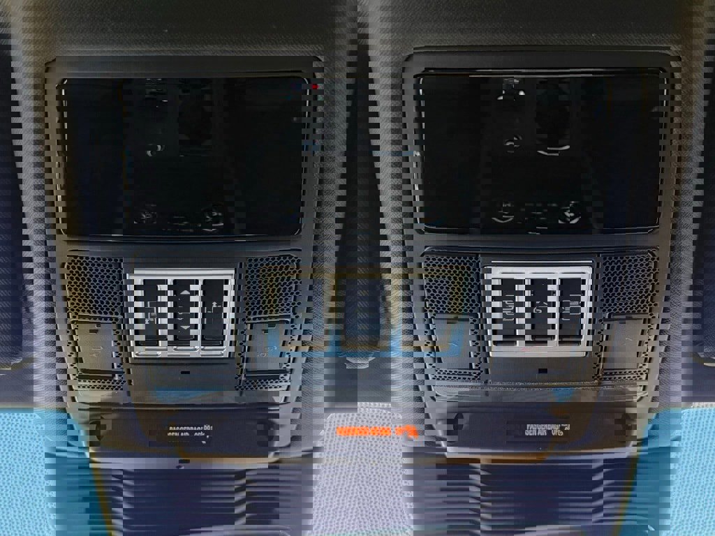 Certified 2025 Land Rover Discovery Dynamic SE image 28