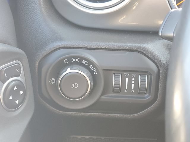 Used 2020 Jeep Wrangler Unlimited Sahara w/ Uconnect 4C Nav & Sound Group AWD/4WD image 19