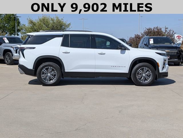 Used 2025 Chevrolet Traverse LT w/ Driver Confidence Package FWD image 4