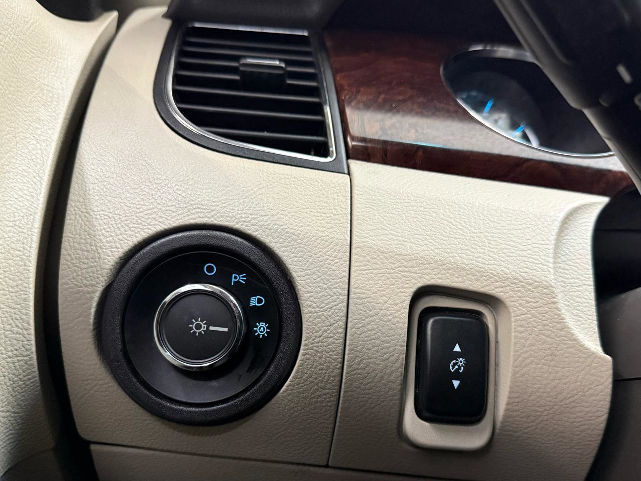 Used 2010 Ford Taurus SEL image 32