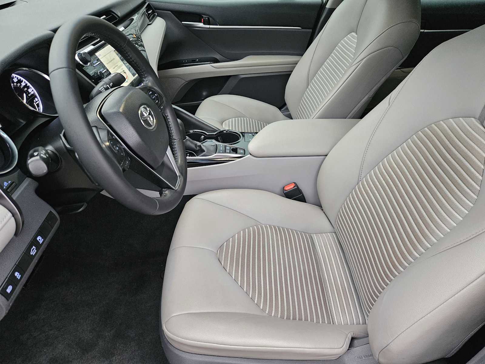 Used 2019 Toyota Camry SE w/ Sunroof Package image 13