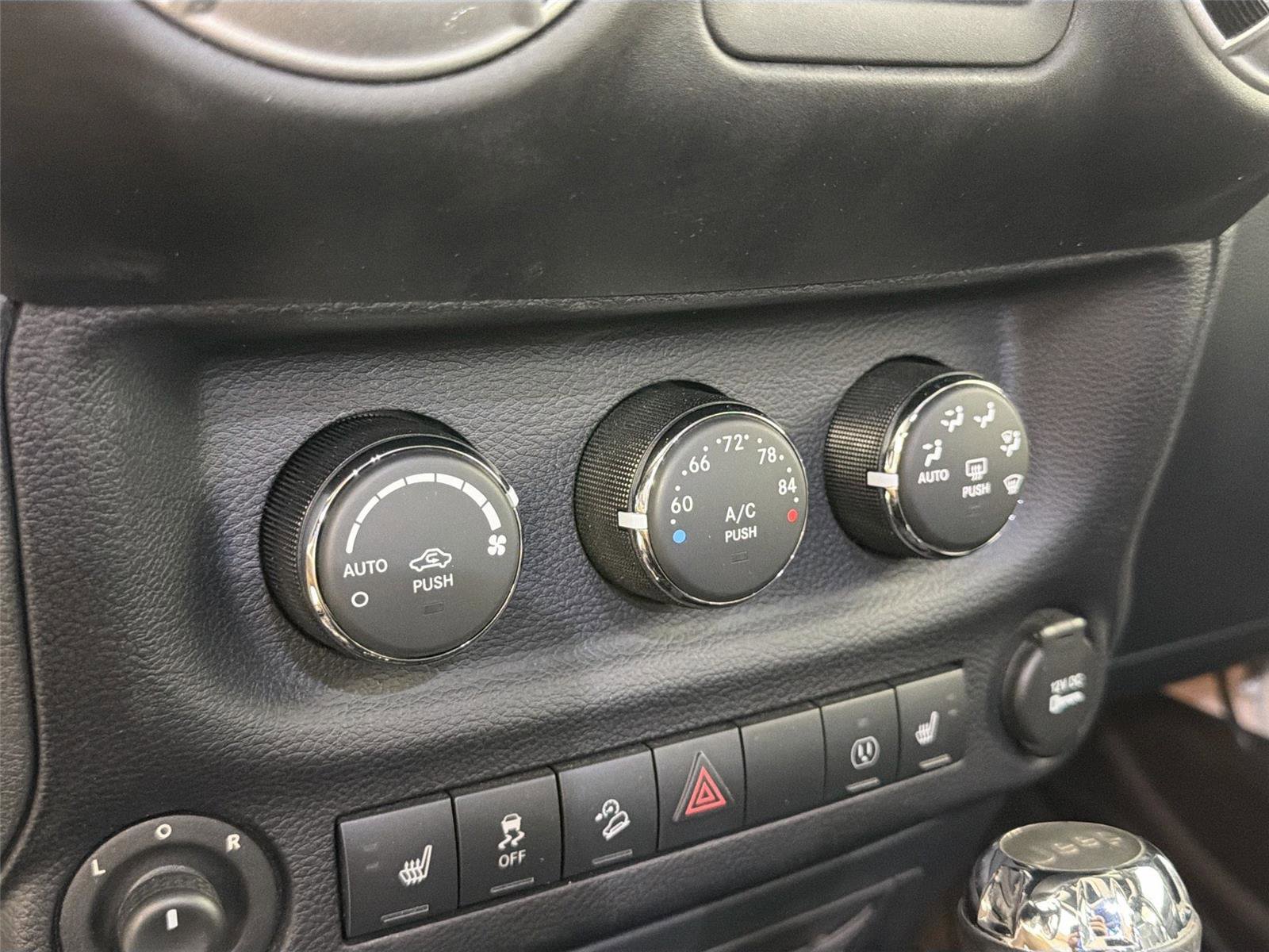 Used 2016 Jeep Wrangler Unlimited Rubicon AWD/4WD image 15