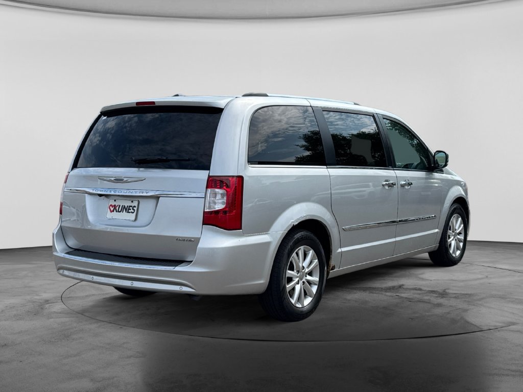 Used 2012 Chrysler Town & Country Limited FWD image 10