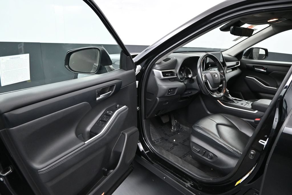 Used 2023 Toyota Highlander XLE AWD/4WD image 5