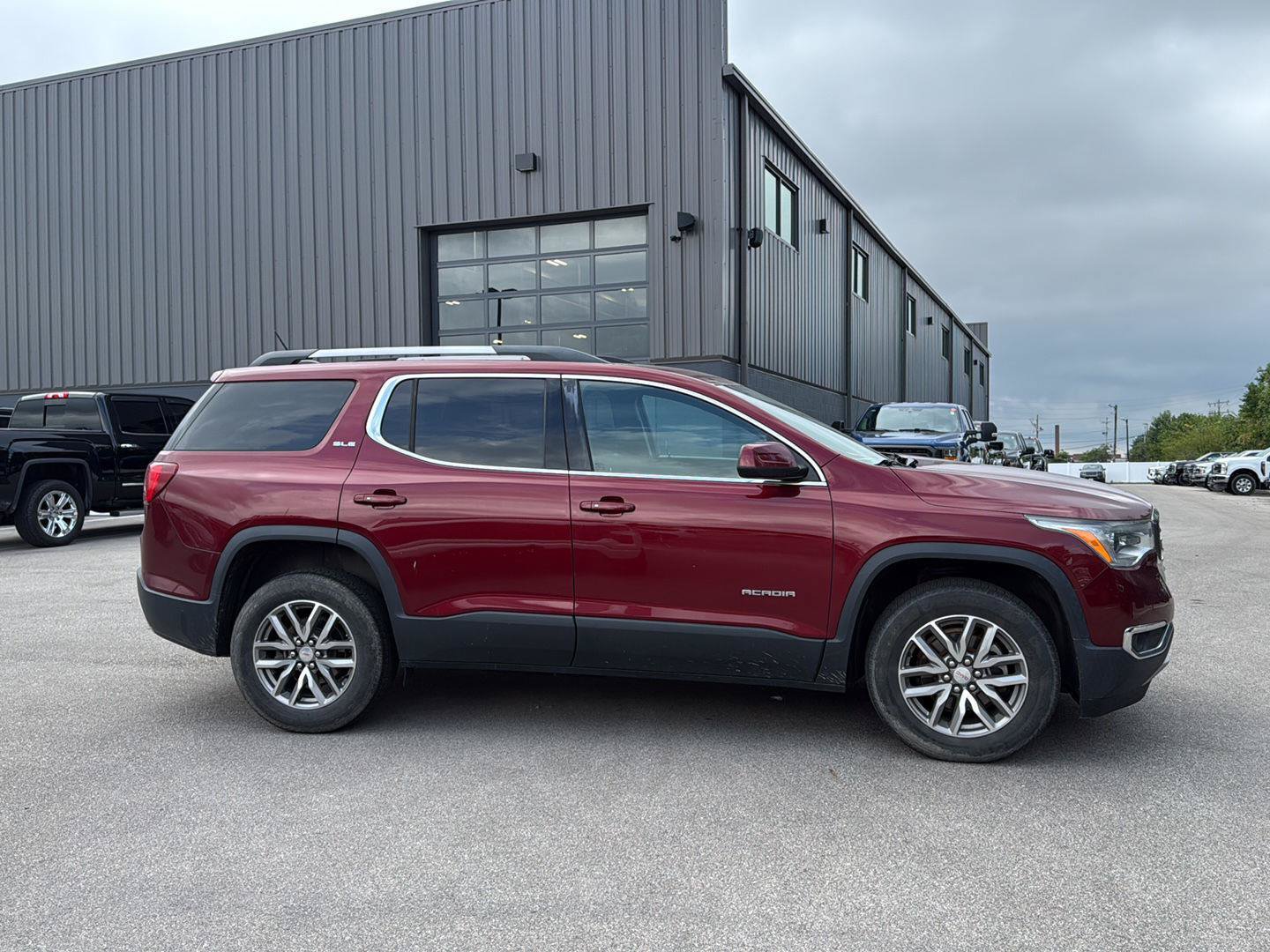 Used 2018 GMC Acadia SLE w/ Driver Alert Package I FWD image 2