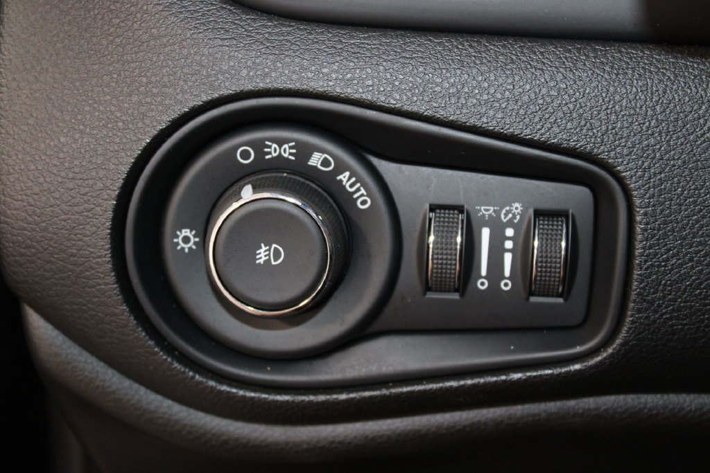 Used 2018 Jeep Renegade Trailhawk AWD/4WD image 36