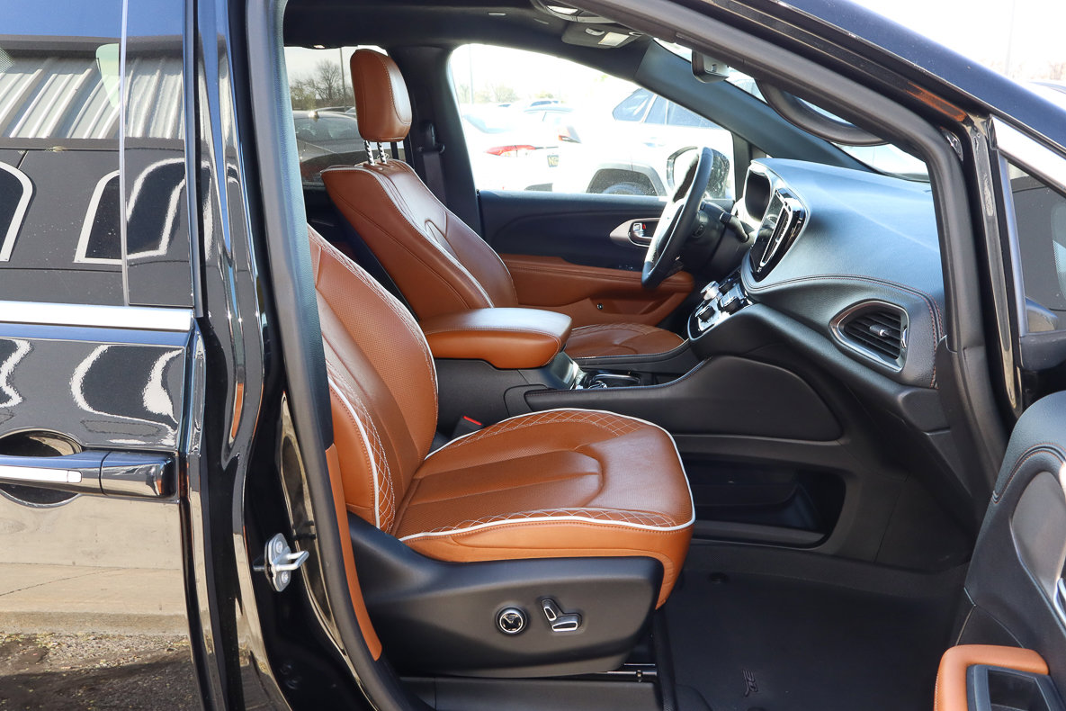 Used 2024 Chrysler Pacifica Pinnacle FWD image 32