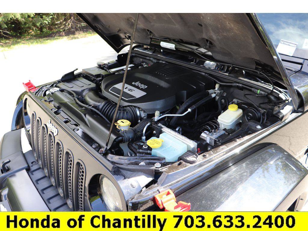 Used 2015 Jeep Wrangler Unlimited Sahara w/ Connectivity Group AWD/4WD image 31