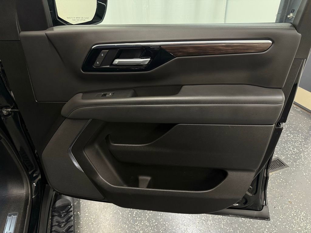 Used 2025 Chevrolet Suburban Z71 image 7