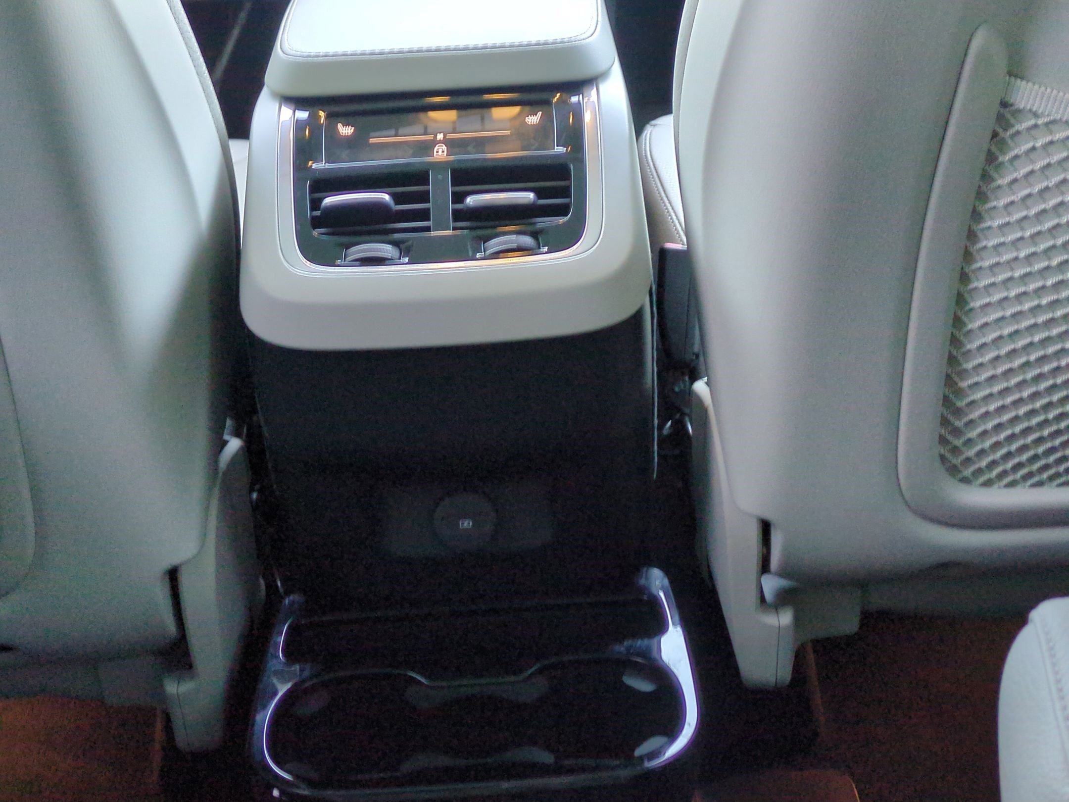 Used 2023 Volvo XC90 B6 Plus image 26