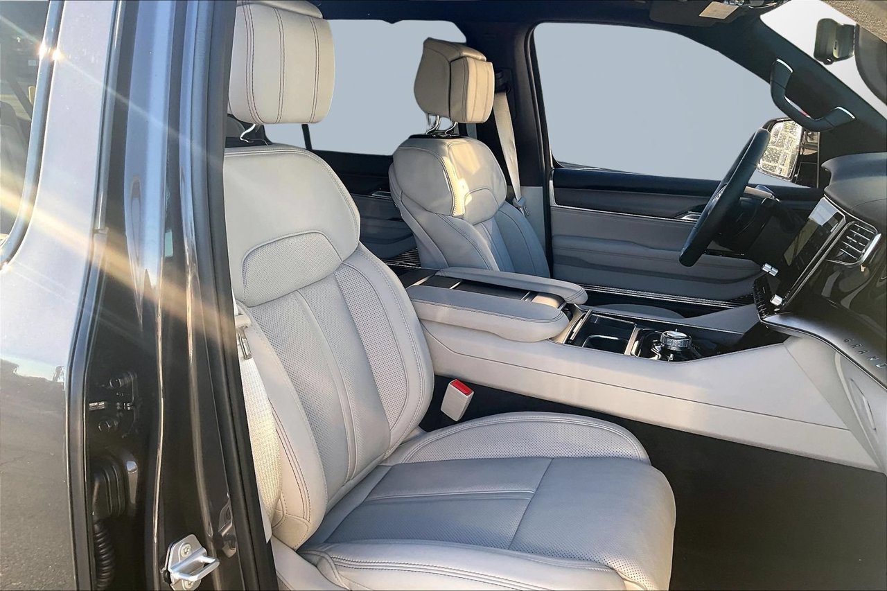 New 2026 Jeep Grand Wagoneer L Summit w/ Premium Group III AWD/4WD image 23