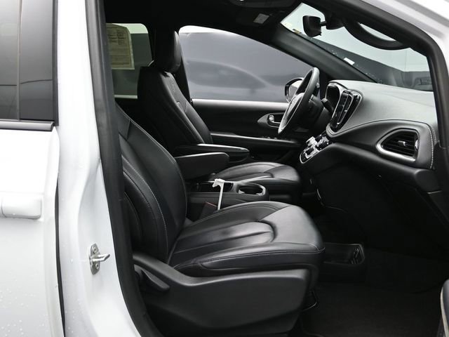 Certified 2024 Chrysler Pacifica Select image 25